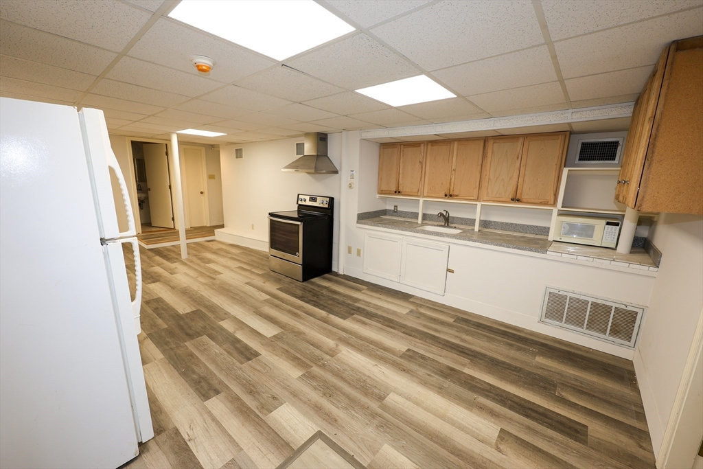 1026 Chestnut St, Newton, Massachusetts, 2 Bedrooms Bedrooms, 4 Rooms Rooms,1 BathroomBathrooms,Residential Lease,For Rent,Chestnut St,73475126