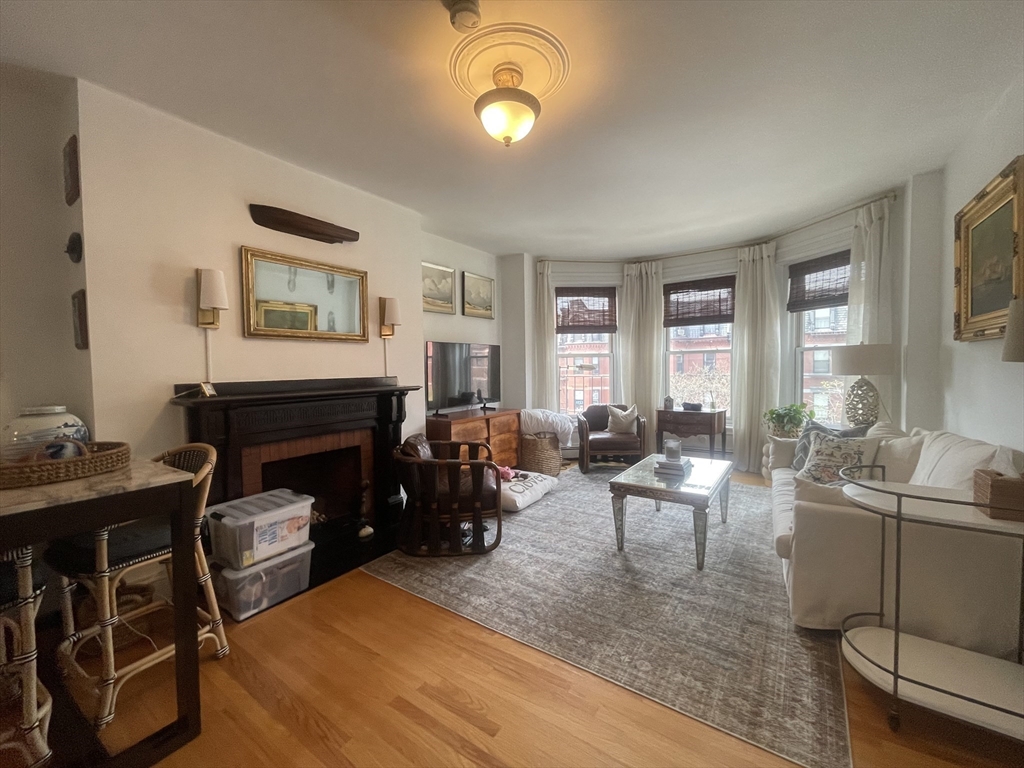 218 Newbury Street, Boston, Massachusetts, 1 Bedroom Bedrooms, 3 Rooms Rooms,1 BathroomBathrooms,Residential Lease,For Rent,Newbury Street,73475128