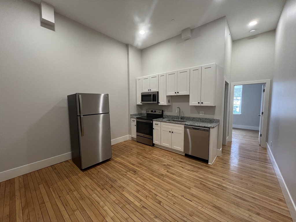 34 St. Joseph Street, Fall River, Massachusetts, 1 Bedroom Bedrooms, 3 Rooms Rooms,1 BathroomBathrooms,Residential Lease,For Rent,St. Joseph Street,73475156