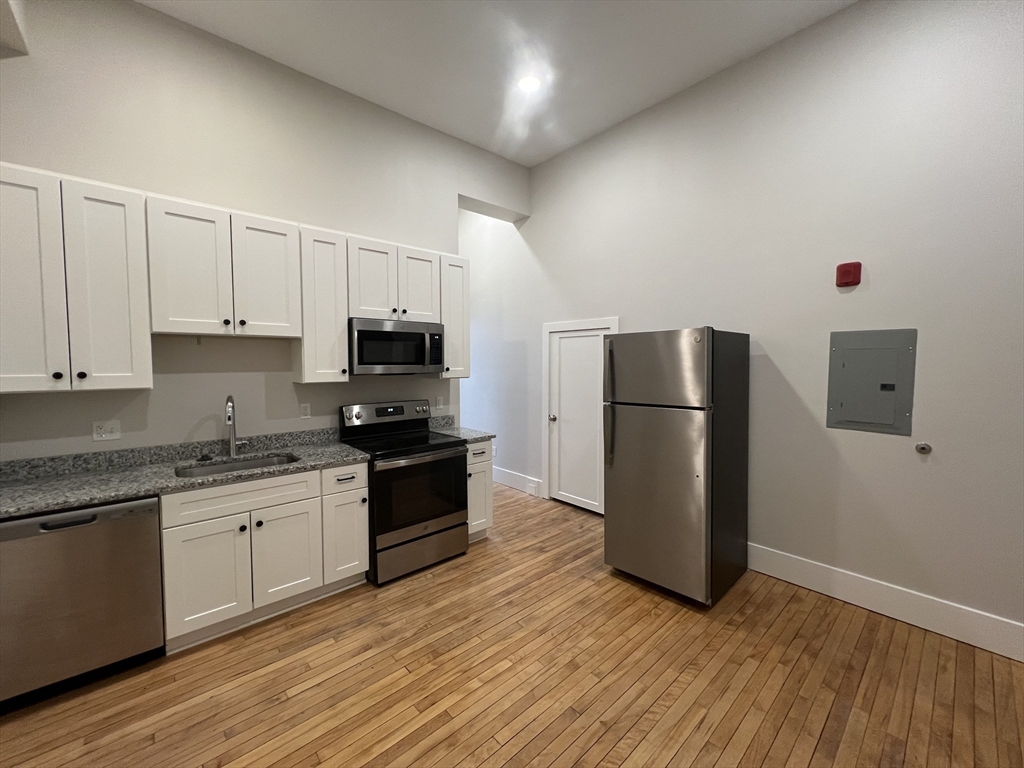 34 St. Joseph Street, Fall River, Massachusetts, 1 Bedroom Bedrooms, 3 Rooms Rooms,1 BathroomBathrooms,Residential Lease,For Rent,St. Joseph Street,73475157