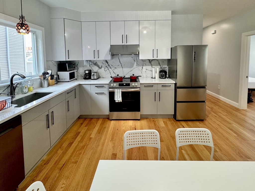 190 Hillside Street, Boston, Massachusetts, 4 Bedrooms Bedrooms, 5 Rooms Rooms,2 BathroomsBathrooms,Residential Lease,For Rent,Hillside Street,73475283
