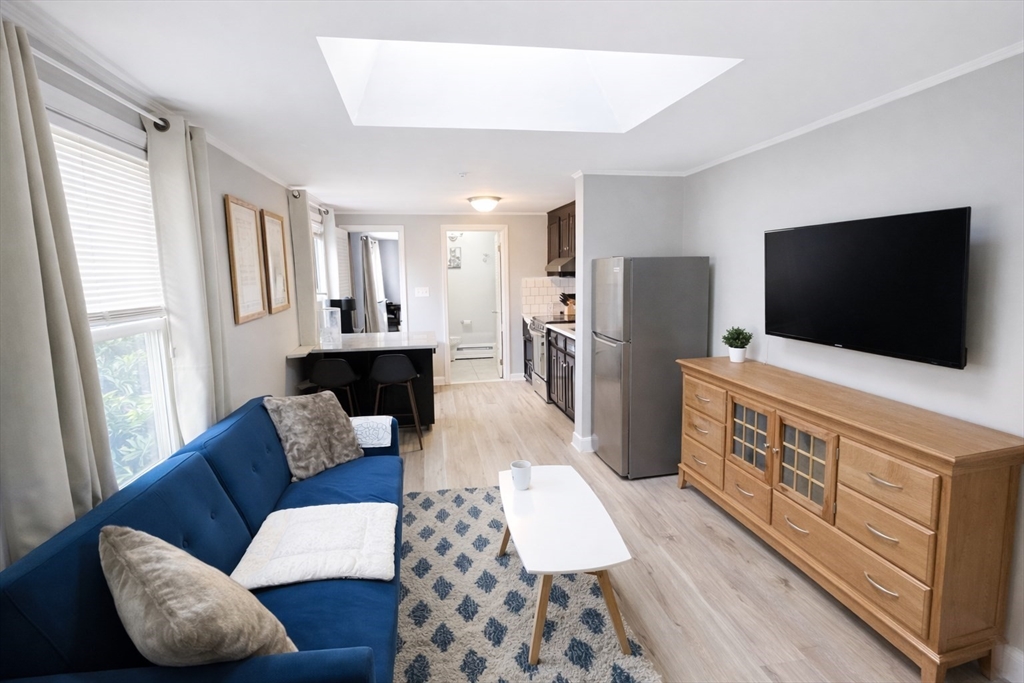 92 Elm St, Quincy, Massachusetts, 1 Bedroom Bedrooms, 3 Rooms Rooms,1 BathroomBathrooms,Residential Lease,For Rent,Elm St,73475437