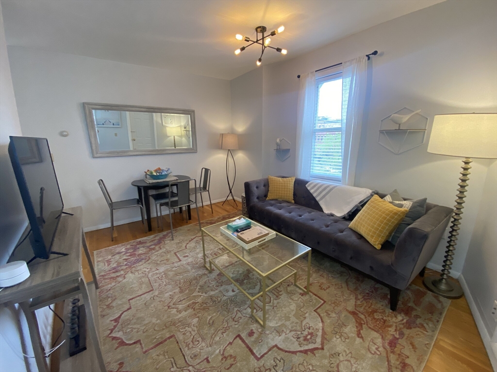 1004-2 Tremont St, Boston, Massachusetts, 2 Bedrooms Bedrooms, 5 Rooms Rooms,1 BathroomBathrooms,Residential Lease,For Rent,Tremont St,73475461