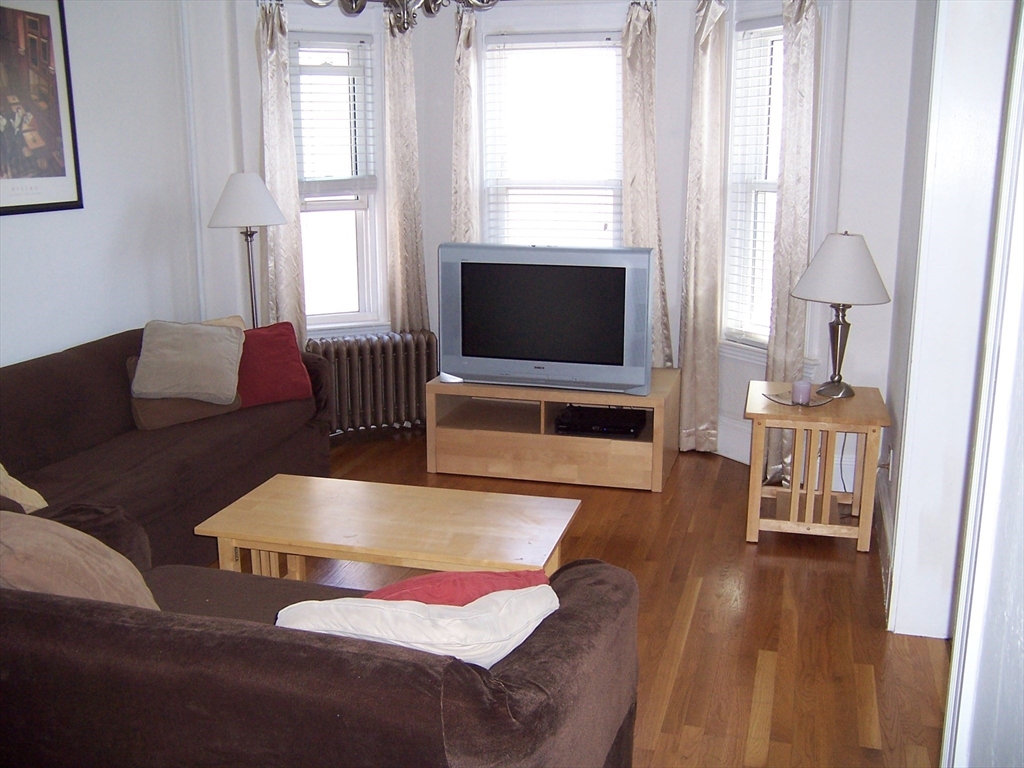 474 Main St, Medford, Massachusetts, 2 Bedrooms Bedrooms, 5 Rooms Rooms,1 BathroomBathrooms,Residential Lease,For Rent,Main St,73475398