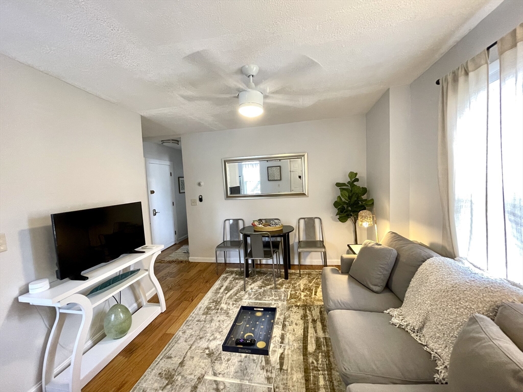 1004-1 Tremont St, Boston, Massachusetts, 2 Bedrooms Bedrooms, 5 Rooms Rooms,1 BathroomBathrooms,Residential Lease,For Rent,Tremont St,73475467