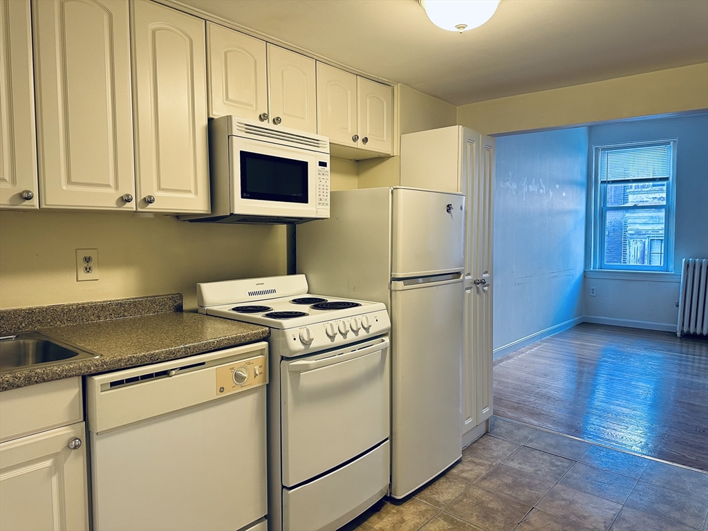 17 South Russell St, Boston, Massachusetts, 2 Bedrooms Bedrooms, 4 Rooms Rooms,1 BathroomBathrooms,Residential Lease,For Rent,South Russell St,73475478