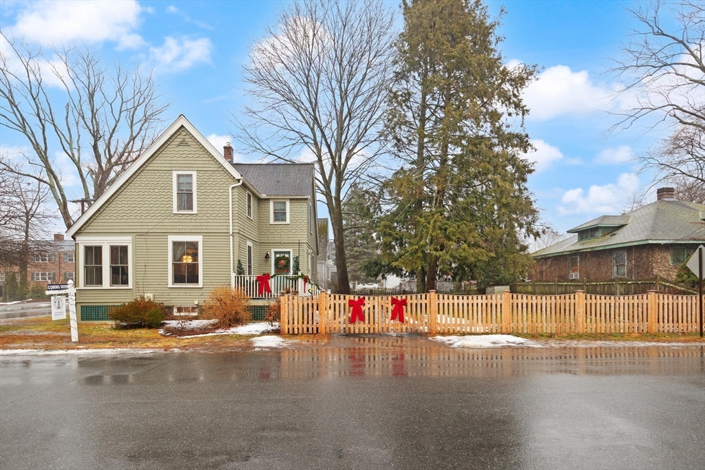 142 Railroad Ave, Hamilton, Massachusetts, 3 Bedrooms Bedrooms, 6 Rooms Rooms,1.5 BathroomsBathrooms,Residential,For Sale,Railroad Ave,73465829