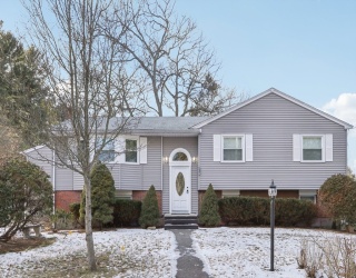 1 Willow St, Middleton, Massachusetts, 3 Bedrooms Bedrooms, 9 Rooms Rooms,1.5 BathroomsBathrooms,Residential,For Sale,Willow St,73463644