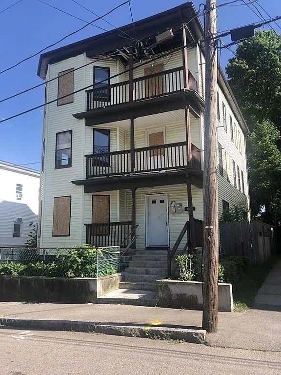 32 Huntington St, Brockton, Massachusetts, 4 Bedrooms Bedrooms, 5 Rooms Rooms,1 BathroomBathrooms,Residential Lease,For Rent,Huntington St,73475586