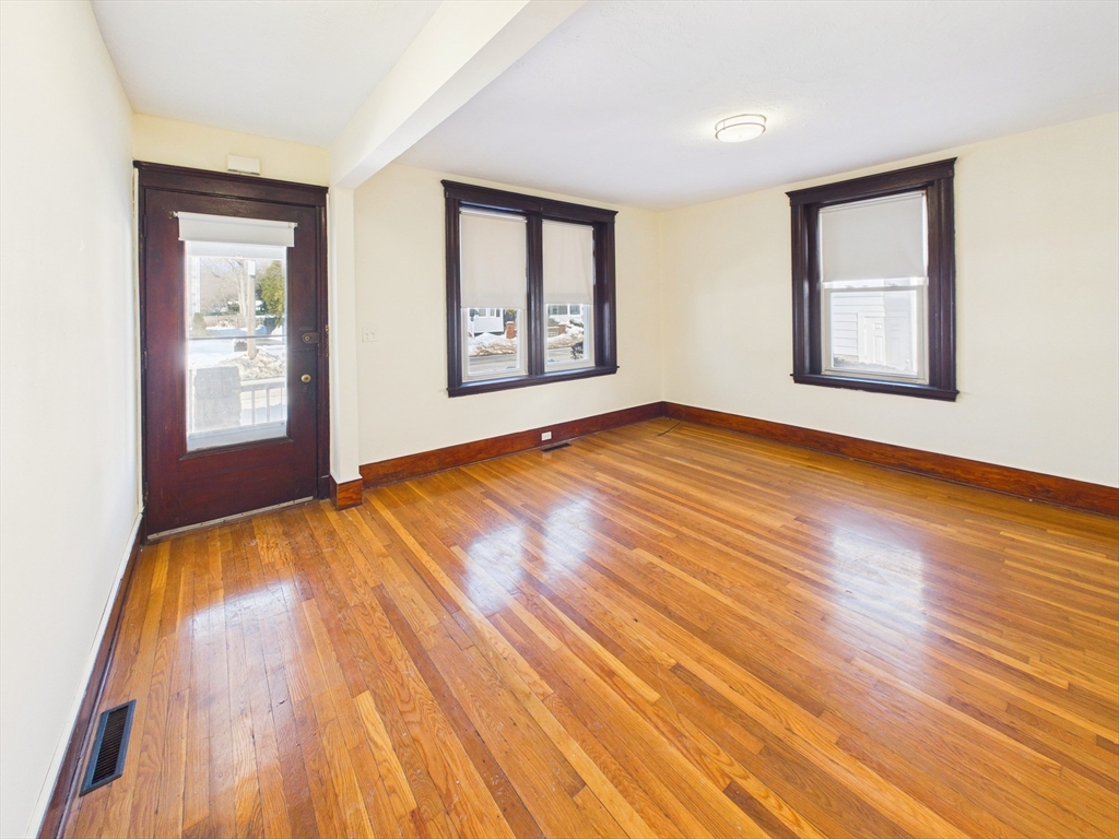 4 River St, Dedham, Massachusetts, 2 Bedrooms Bedrooms, 4 Rooms Rooms,1 BathroomBathrooms,Residential Lease,For Rent,River St,73475623