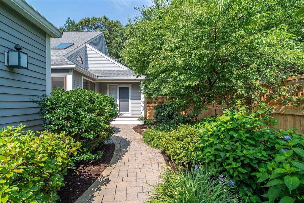 12 Cutting Cross Way, Wayland, Massachusetts, 2 Bedrooms Bedrooms, 8 Rooms Rooms,3.5 BathroomsBathrooms,Residential,For Sale,Cutting Cross Way,73475836