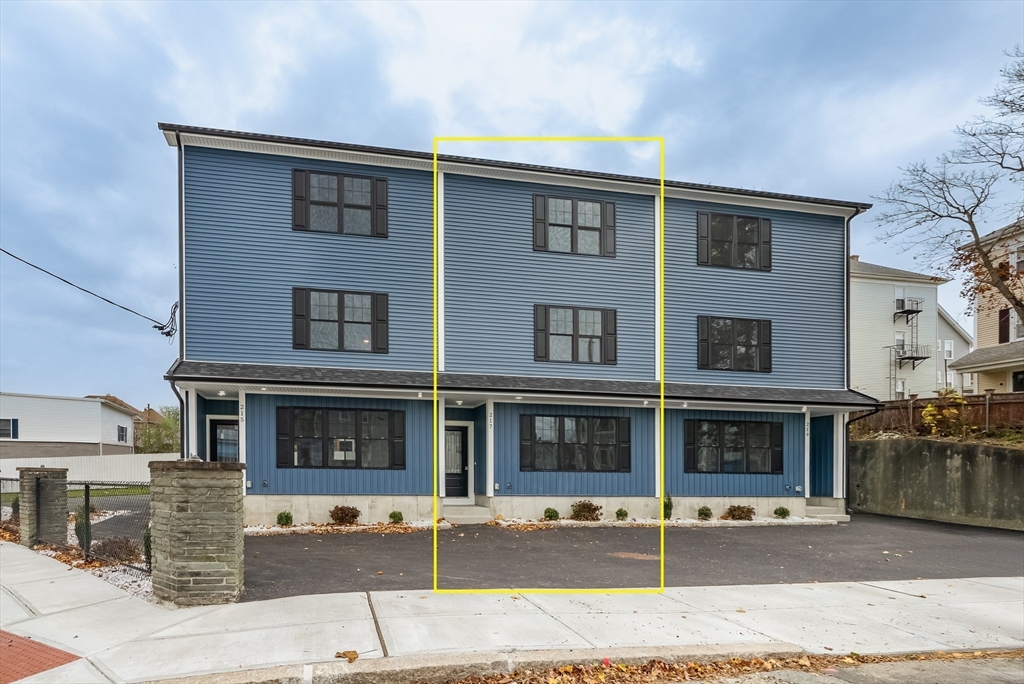 217 Earle St, Fall River, Massachusetts, 3 Bedrooms Bedrooms, 8 Rooms Rooms,2.5 BathroomsBathrooms,Residential,For Sale,Earle St,73449002