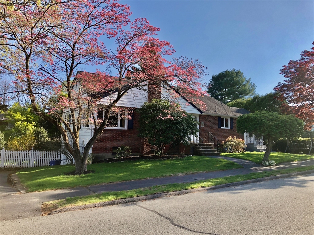 67 Woodcrest Dr, Wakefield, Massachusetts, 5 Bedrooms Bedrooms, 9 Rooms Rooms,2 BathroomsBathrooms,Residential,For Sale,Woodcrest Dr,73475745