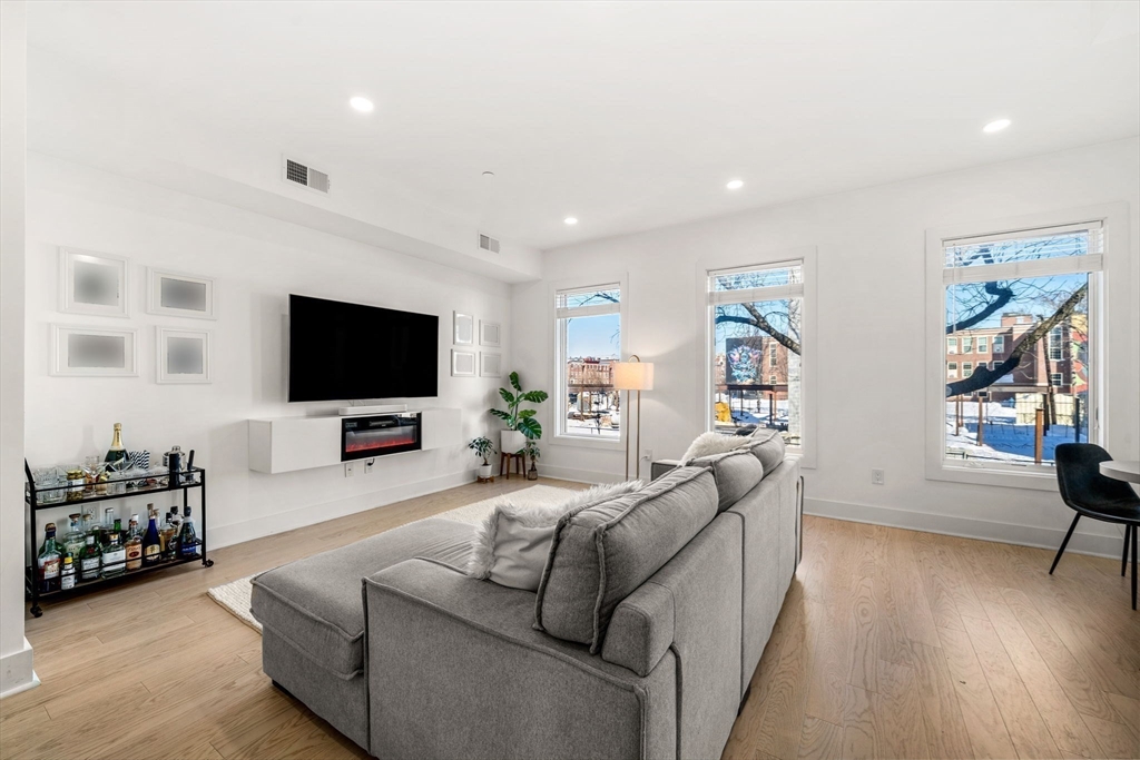 231 Maverick Street, Boston, Massachusetts, 3 Bedrooms Bedrooms, 6 Rooms Rooms,2 BathroomsBathrooms,Residential,For Sale,Maverick Street,73475767