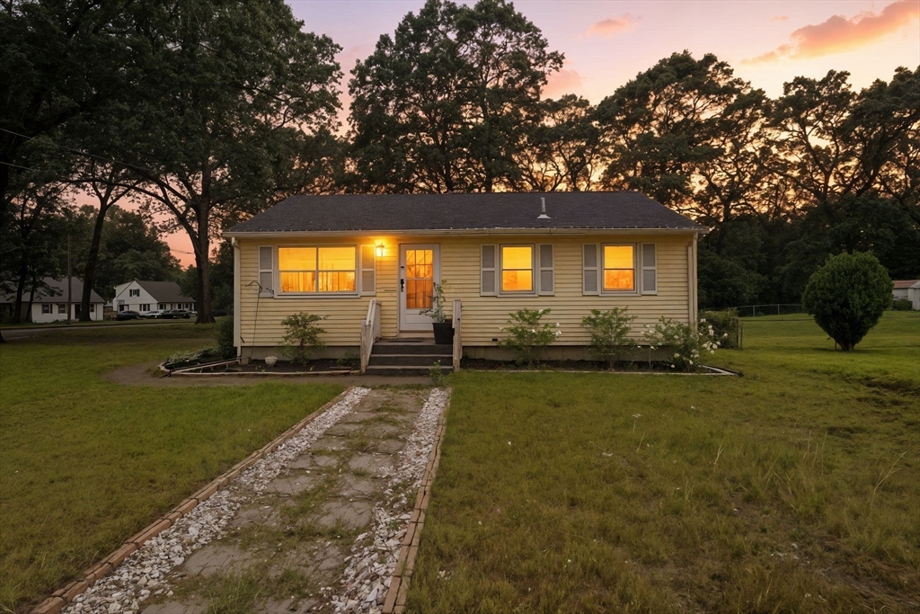 381 N Brook Rd, Springfield, Massachusetts, 3 Bedrooms Bedrooms, 5 Rooms Rooms,1 BathroomBathrooms,Residential,For Sale,N Brook Rd,73475772