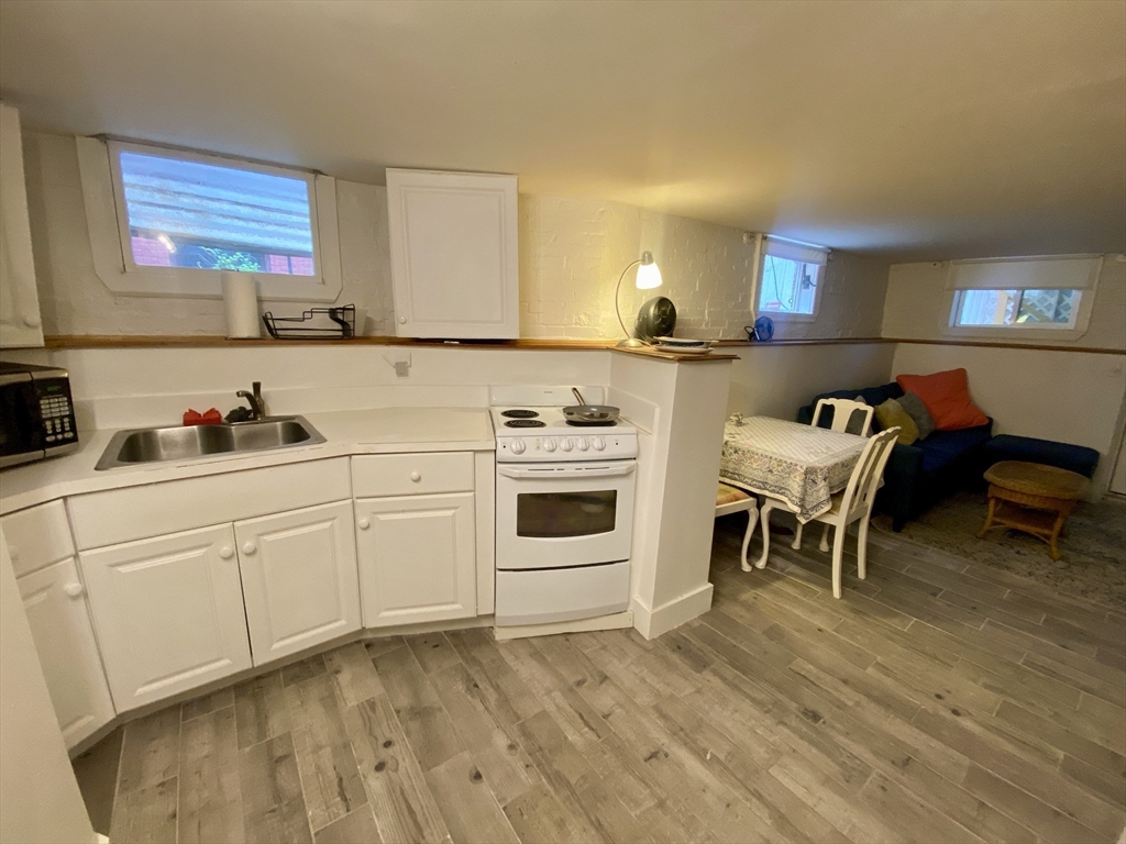 101 Fayerweather, Cambridge, Massachusetts, 1 Bedroom Bedrooms, 2 Rooms Rooms,1 BathroomBathrooms,Residential Lease,For Rent,Fayerweather,73476074