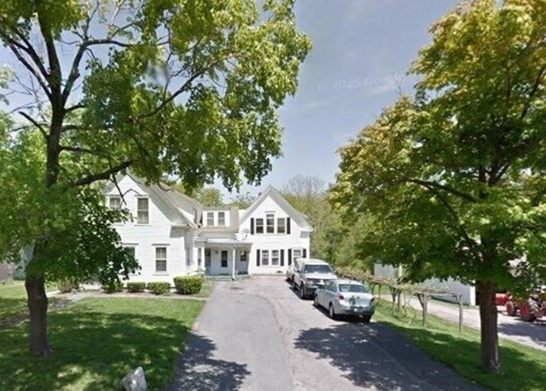 231 Pleasant Street, East Bridgewater, Massachusetts, 1 Bedroom Bedrooms, 5 Rooms Rooms,1 BathroomBathrooms,Residential Lease,For Rent,Pleasant Street,73469640