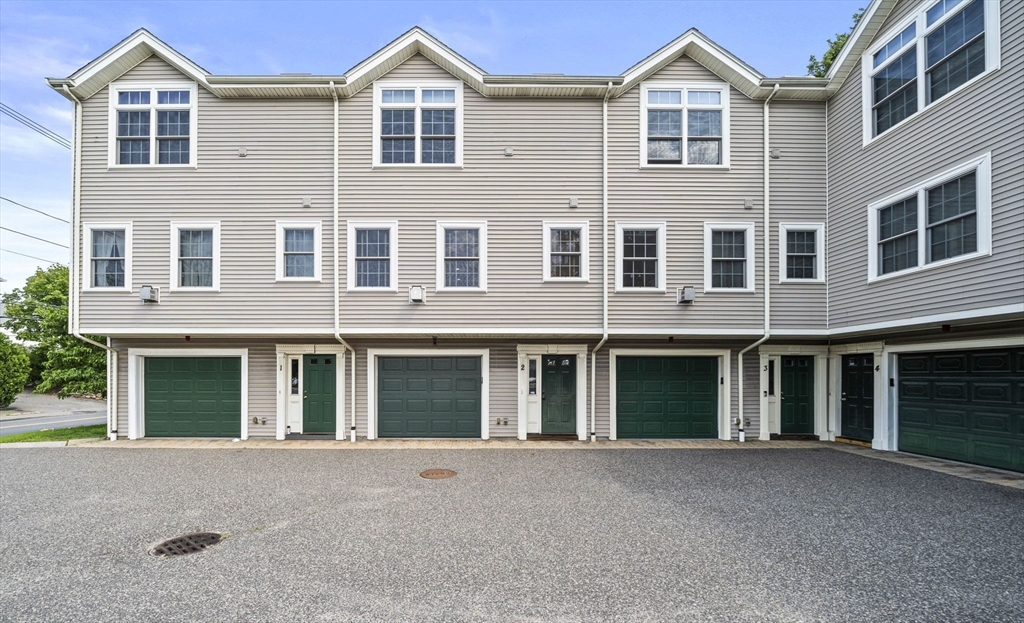 15 Bacon St, Waltham, Massachusetts, 2 Bedrooms Bedrooms, 5 Rooms Rooms,1.5 BathroomsBathrooms,Residential Lease,For Rent,Bacon St,73476096