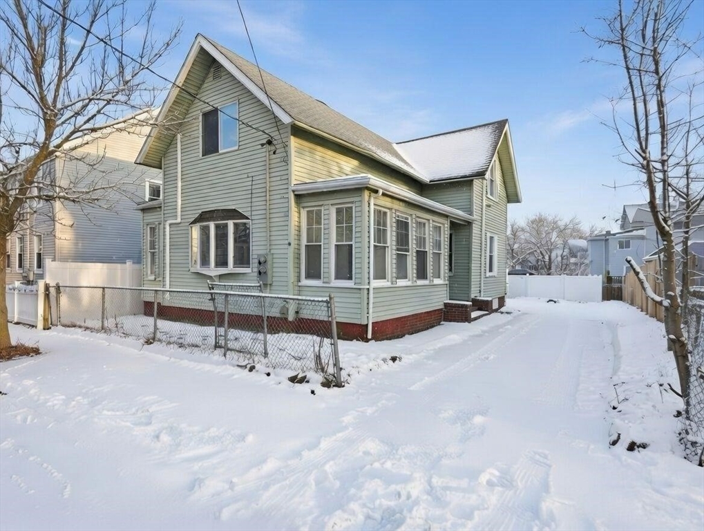 12 Howard St, Lynn, Massachusetts, 6 Bedrooms Bedrooms, 11 Rooms Rooms,3 BathroomsBathrooms,Residential Income,For Sale,Howard St,73476133