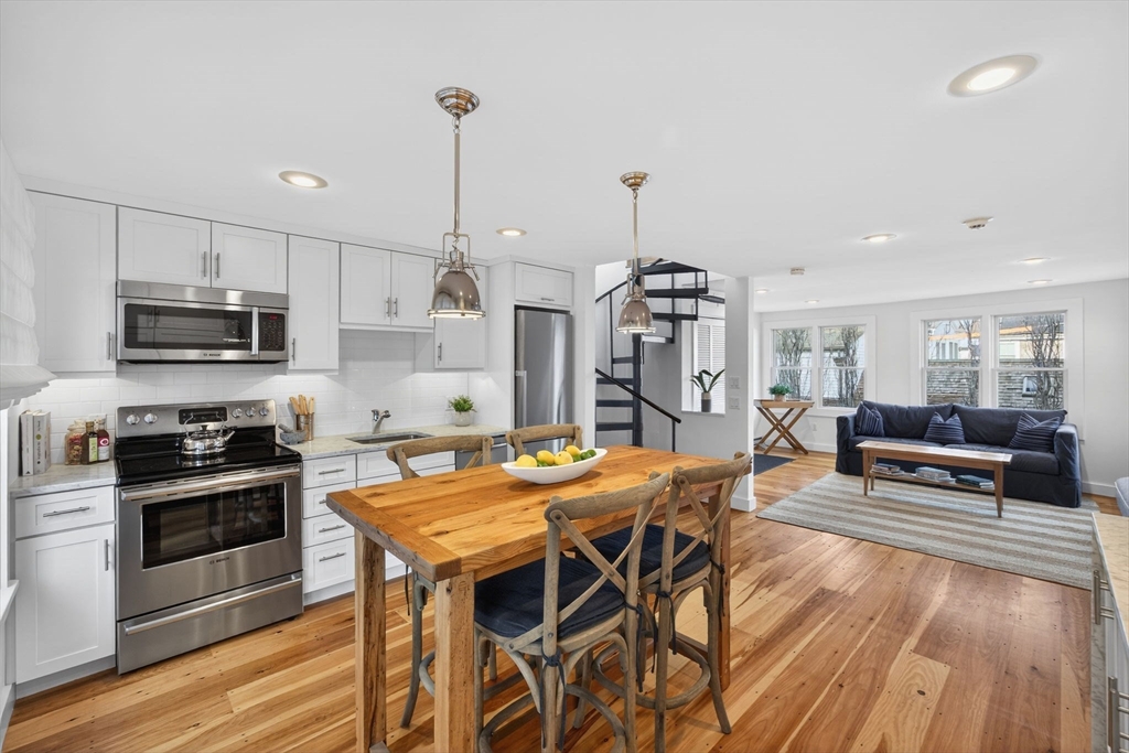 45 Commercial St, Provincetown, Massachusetts, 1 Bedroom Bedrooms, 2 Rooms Rooms,1 BathroomBathrooms,Residential,For Sale,Commercial St,73476139