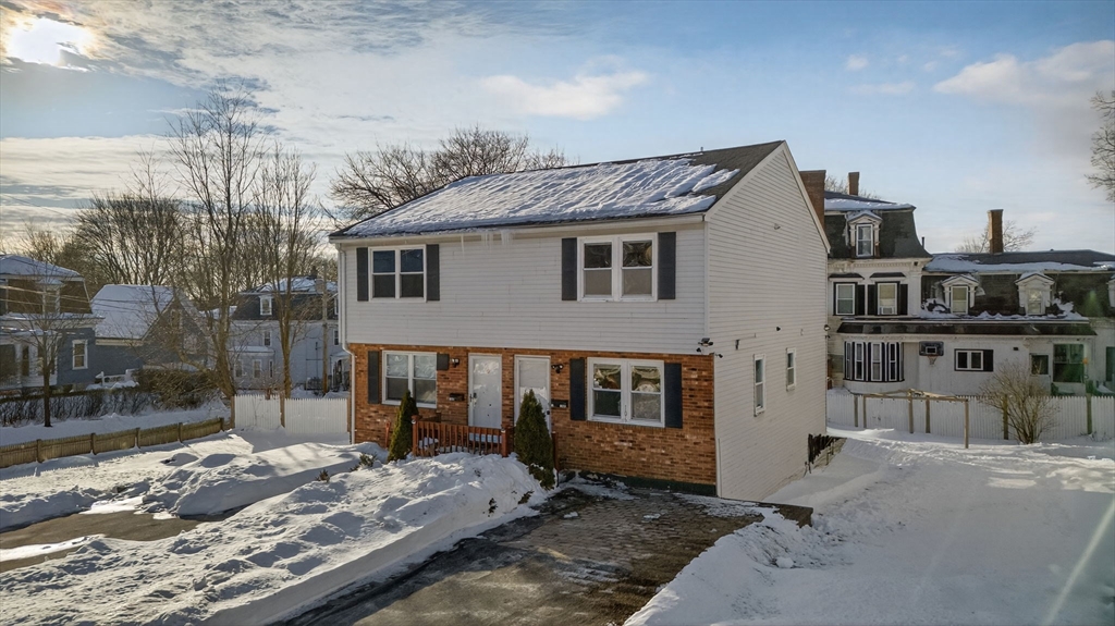 106 Methuen St, Lowell, Massachusetts, 3 Bedrooms Bedrooms, 6 Rooms Rooms,2.5 BathroomsBathrooms,Residential,For Sale,Methuen St,73476129