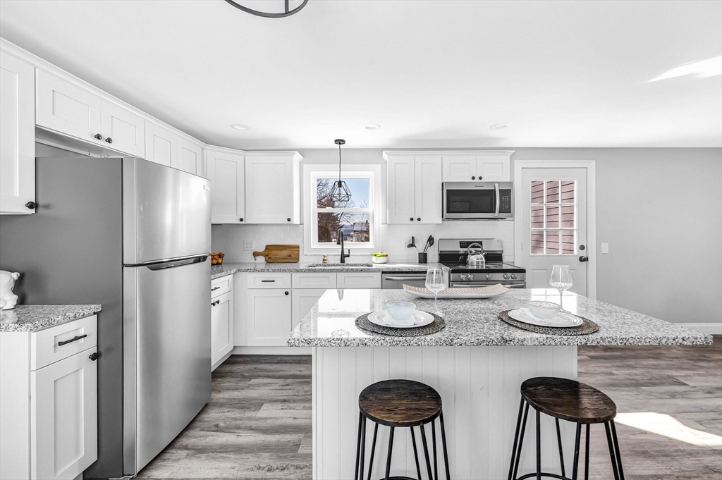 24 Francis St, Westfield, Massachusetts, 2 Bedrooms Bedrooms, 6 Rooms Rooms,1 BathroomBathrooms,Residential,For Sale,Francis St,73476219