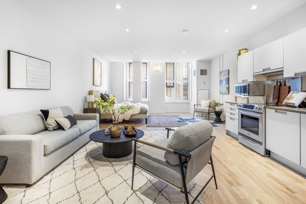 346 Congress Street, Boston, Massachusetts, 1 Bedroom Bedrooms, 2 Rooms Rooms,1 BathroomBathrooms,Residential,For Sale,Congress Street,73476267