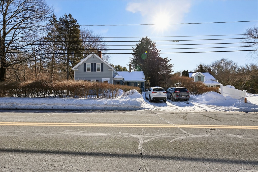 227 E Main St, Middleboro, Massachusetts, 3 Bedrooms Bedrooms, 7 Rooms Rooms,1 BathroomBathrooms,Residential,For Sale,E Main St,73476280