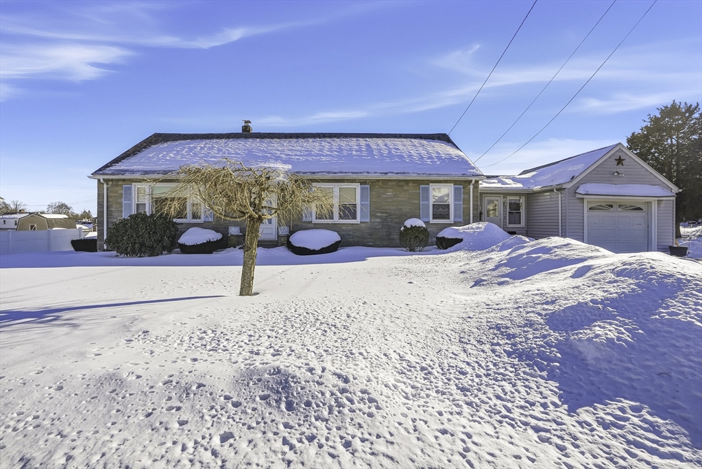 14 Lawrence Street, Milford, Massachusetts, 2 Bedrooms Bedrooms, 6 Rooms Rooms,2 BathroomsBathrooms,Residential,For Sale,Lawrence Street,73476304