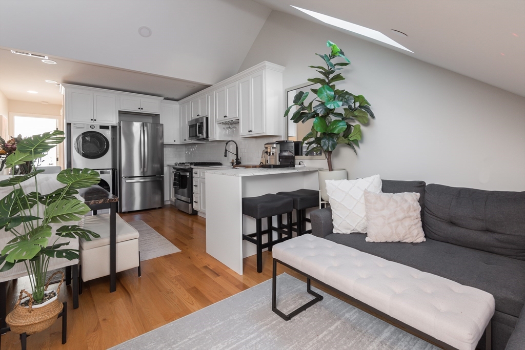 80 Bunker Hill Street, Boston, Massachusetts, 2 Bedrooms Bedrooms, 5 Rooms Rooms,2 BathroomsBathrooms,Residential,For Sale,Bunker Hill Street,73476529