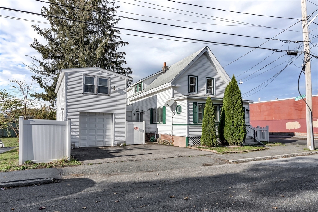20 Ashland St., Haverhill, Massachusetts, 3 Bedrooms Bedrooms, 5 Rooms Rooms,1.5 BathroomsBathrooms,Residential Lease,For Rent,Ashland St.,73476520
