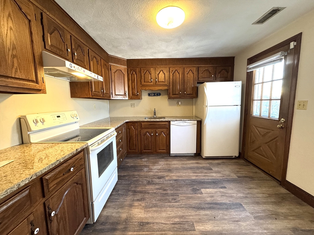 224 Park Street, Stoneham, Massachusetts, 2 Bedrooms Bedrooms, 5 Rooms Rooms,2.5 BathroomsBathrooms,Residential Lease,For Rent,Park Street,73476538