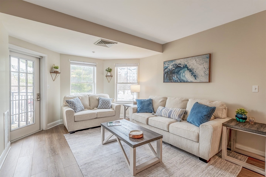 10 Seaport Dr, Quincy, Massachusetts, 2 Bedrooms Bedrooms, 4 Rooms Rooms,2 BathroomsBathrooms,Residential,For Sale,Seaport Dr,73476452