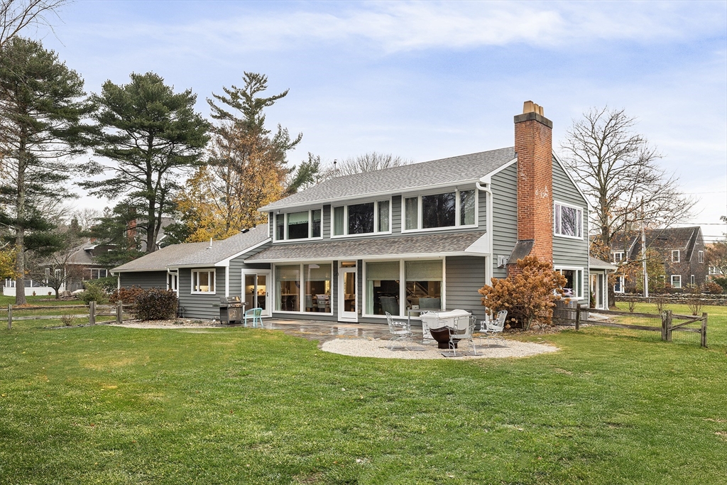 18 High Street, Dartmouth, Massachusetts, 5 Bedrooms Bedrooms, 8 Rooms Rooms,3.5 BathroomsBathrooms,Residential,For Sale,High Street,73476487