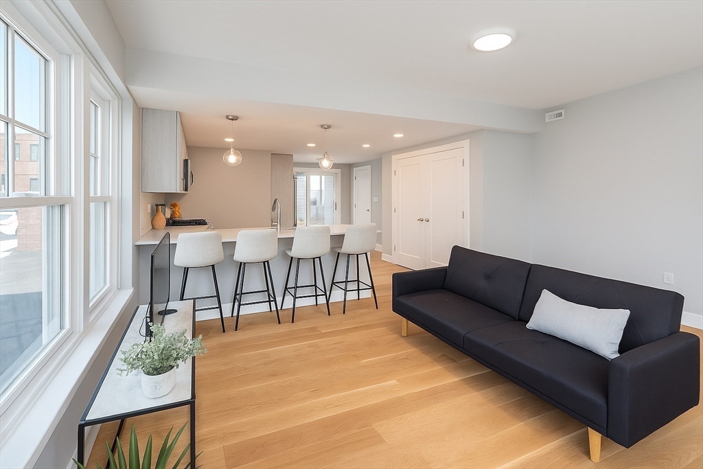 98 Prescott St, Boston, Massachusetts, 1 Bedroom Bedrooms, 3 Rooms Rooms,1 BathroomBathrooms,Residential,For Sale,Prescott St,73476658