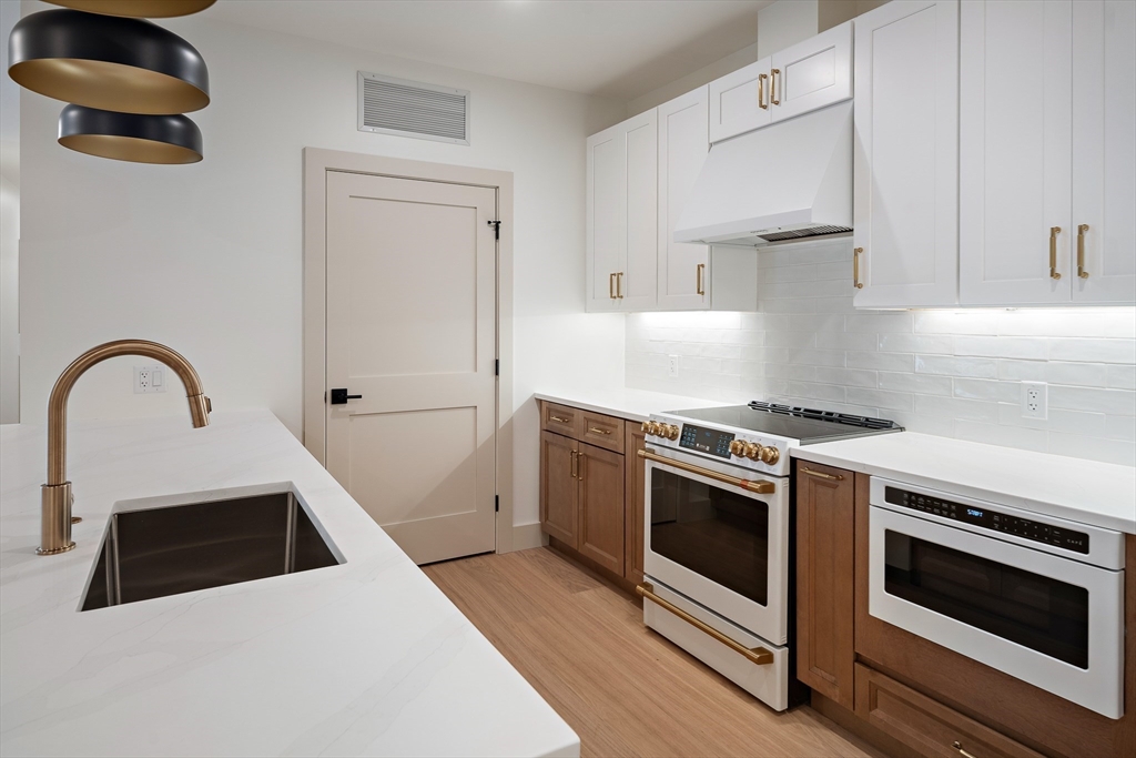 1025 Massachusetts Avenue, Arlington, Massachusetts, 2 Bedrooms Bedrooms, 5 Rooms Rooms,2 BathroomsBathrooms,Residential,For Sale,Massachusetts Avenue,73476673