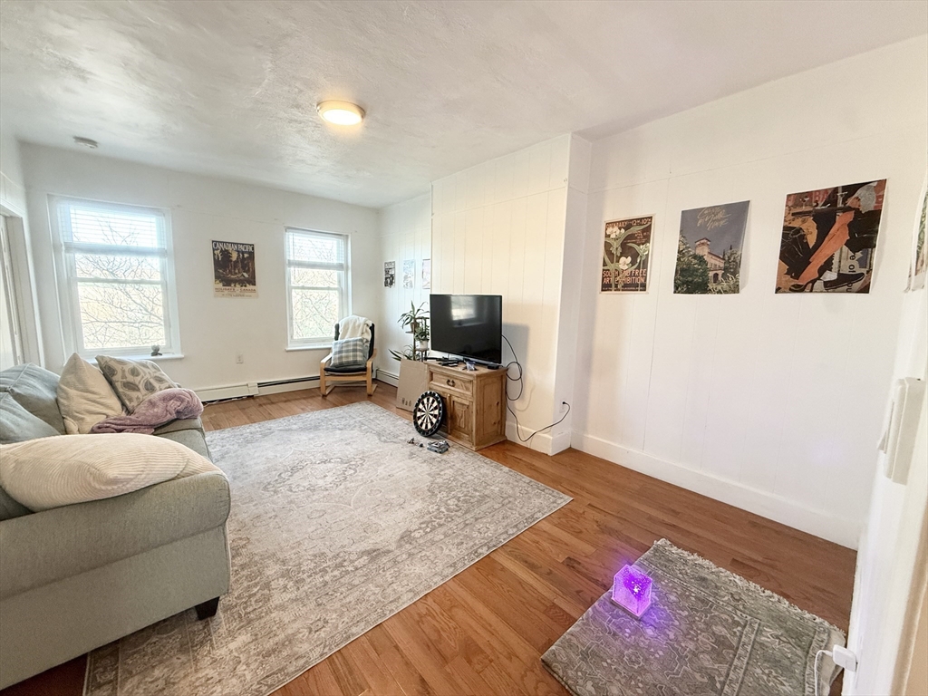 40 Hammond St, Boston, Massachusetts, 2 Bedrooms Bedrooms, 5 Rooms Rooms,1 BathroomBathrooms,Residential Lease,For Rent,Hammond St,73476687