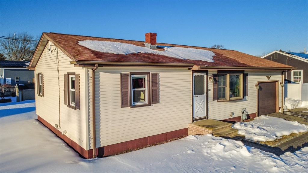 925 Allen St, Dartmouth, Massachusetts, 2 Bedrooms Bedrooms, 4 Rooms Rooms,1 BathroomBathrooms,Residential,For Sale,Allen St,73476659