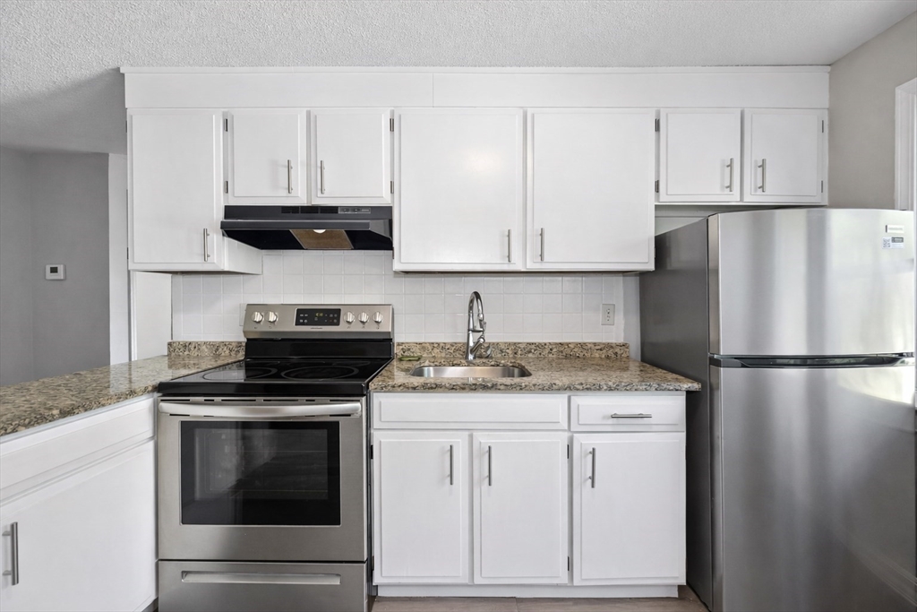 25 Horne St, Methuen, Massachusetts, 2 Bedrooms Bedrooms, 4 Rooms Rooms,1 BathroomBathrooms,Residential Lease,For Rent,Horne St,73476643