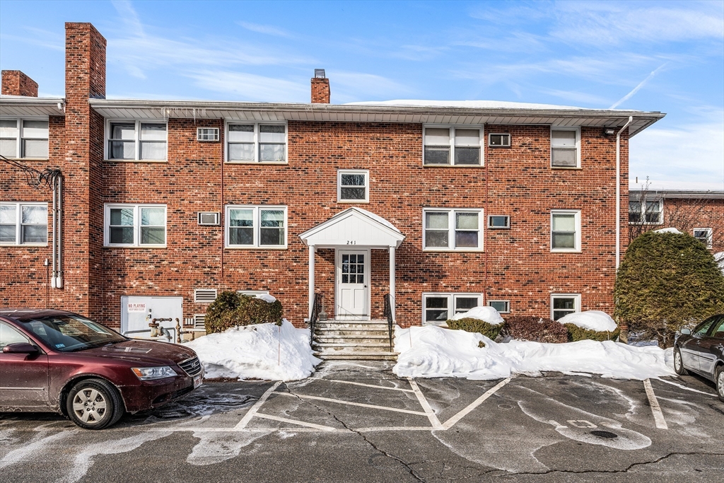 241 Main St, Reading, Massachusetts, 2 Bedrooms Bedrooms, 4 Rooms Rooms,1 BathroomBathrooms,Residential,For Sale,Main St,73476702