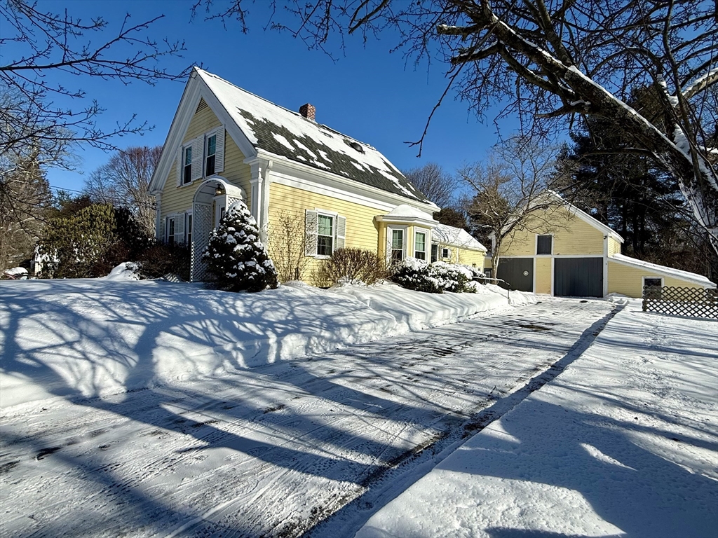 8 Winthrop St, Medway, Massachusetts, 3 Bedrooms Bedrooms, 7 Rooms Rooms,2 BathroomsBathrooms,Residential,For Sale,Winthrop St,73476590