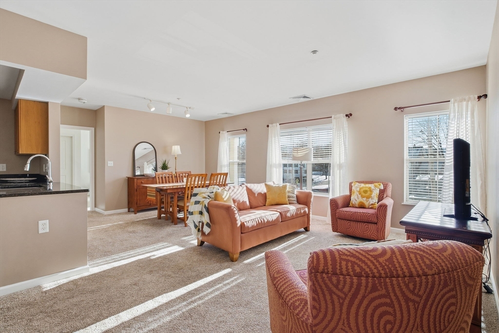 248 Main Street, Hudson, Massachusetts, 2 Bedrooms Bedrooms, 4 Rooms Rooms,2 BathroomsBathrooms,Residential,For Sale,Main Street,73462671