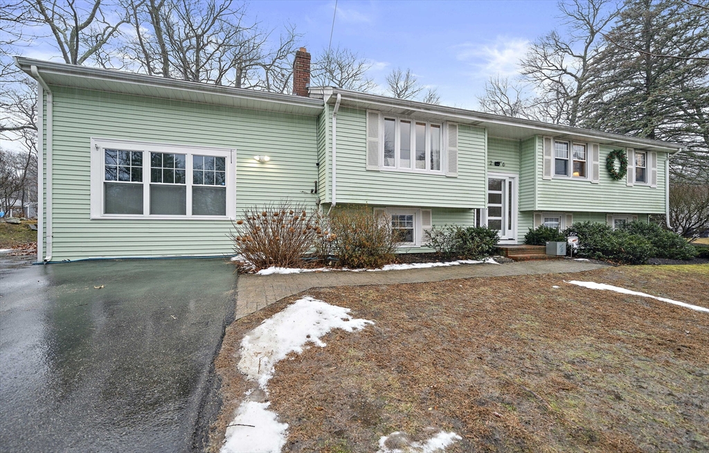 26 Sun Valley Dr, Braintree, Massachusetts, 4 Bedrooms Bedrooms, 12 Rooms Rooms,2 BathroomsBathrooms,Residential,For Sale,Sun Valley Dr,73464331