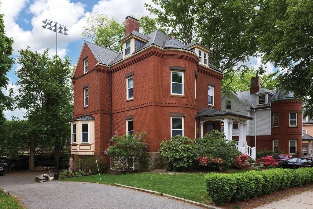 16 Kent Sq, Brookline, Massachusetts, 2 Bedrooms Bedrooms, 5 Rooms Rooms,2.5 BathroomsBathrooms,Residential Lease,For Rent,Kent Sq,73476964