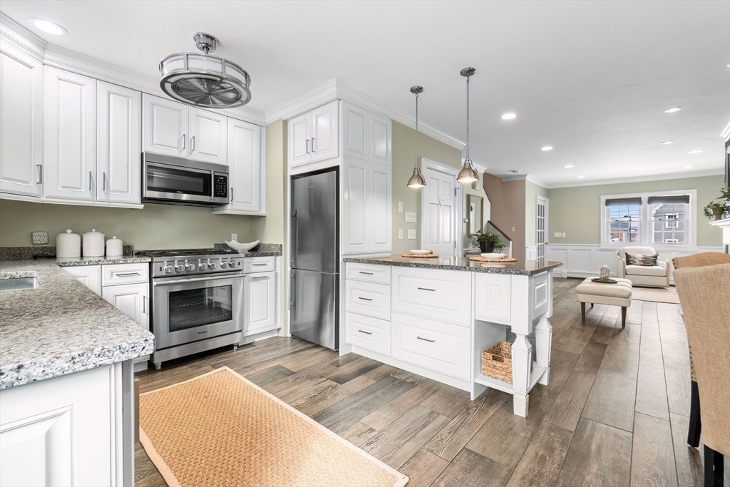 1 Salem St, Newburyport, Massachusetts, 2 Bedrooms Bedrooms, 5 Rooms Rooms,2.5 BathroomsBathrooms,Residential,For Sale,Salem St,73477001