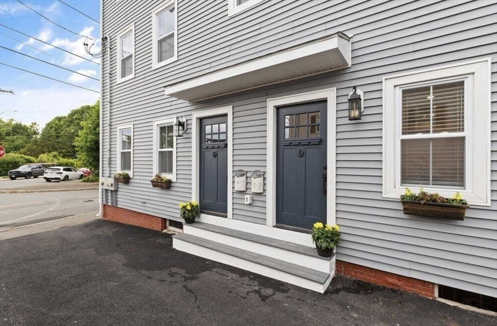 17 Webb St, Salem, Massachusetts, 2 Bedrooms Bedrooms, 4 Rooms Rooms,1 BathroomBathrooms,Residential,For Sale,Webb St,73477046