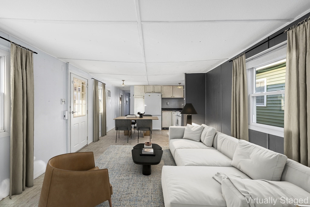 261 Newbury, Peabody, Massachusetts, 2 Bedrooms Bedrooms, 3 Rooms Rooms,1 BathroomBathrooms,Residential,For Sale,Newbury,73470453