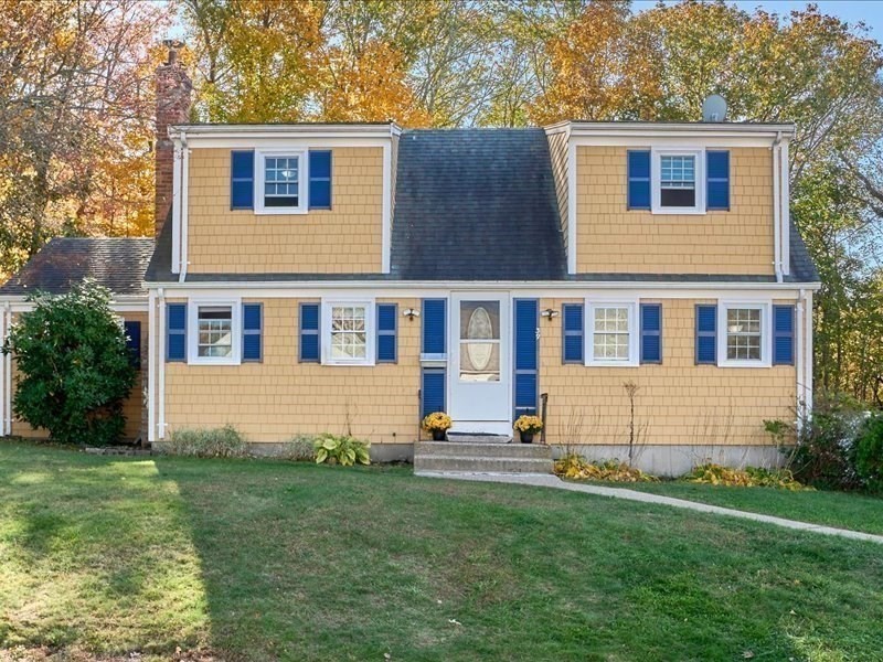 39 Columbia St, North Attleboro, Massachusetts, 5 Bedrooms Bedrooms, 8 Rooms Rooms,2 BathroomsBathrooms,Residential,For Sale,Columbia St,73448859