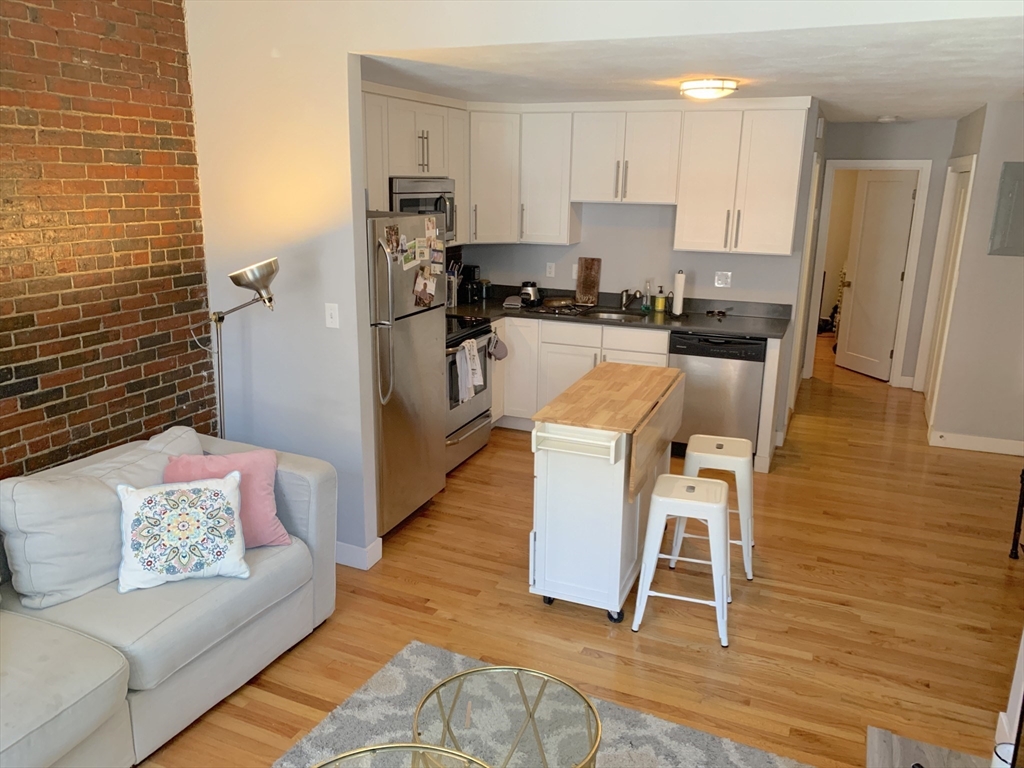 178 North St., Boston, Massachusetts, 2 Bedrooms Bedrooms, 4 Rooms Rooms,1 BathroomBathrooms,Residential Lease,For Rent,North St.,73477143