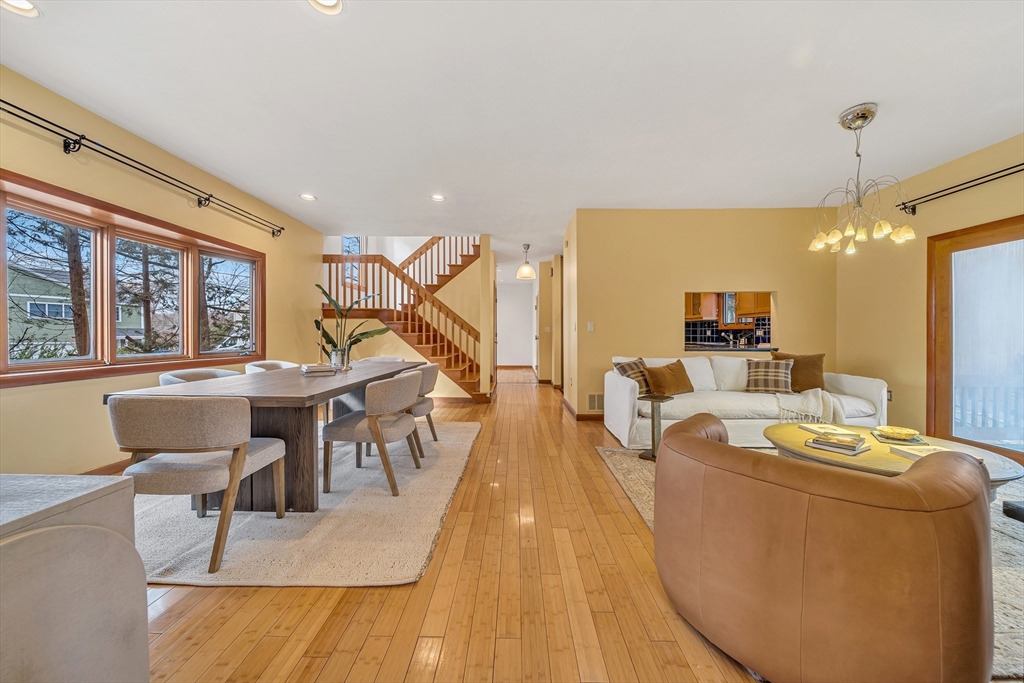 16 Carthay Cir, Newton, Massachusetts, 3 Bedrooms Bedrooms, 7 Rooms Rooms,3.5 BathroomsBathrooms,Residential Lease,For Rent,Carthay Cir,73477229
